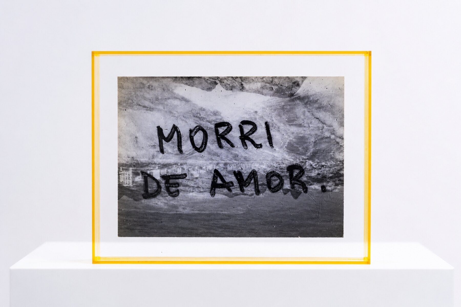 Morri de Amor — fotografia analógica montada em acrílico amarelo