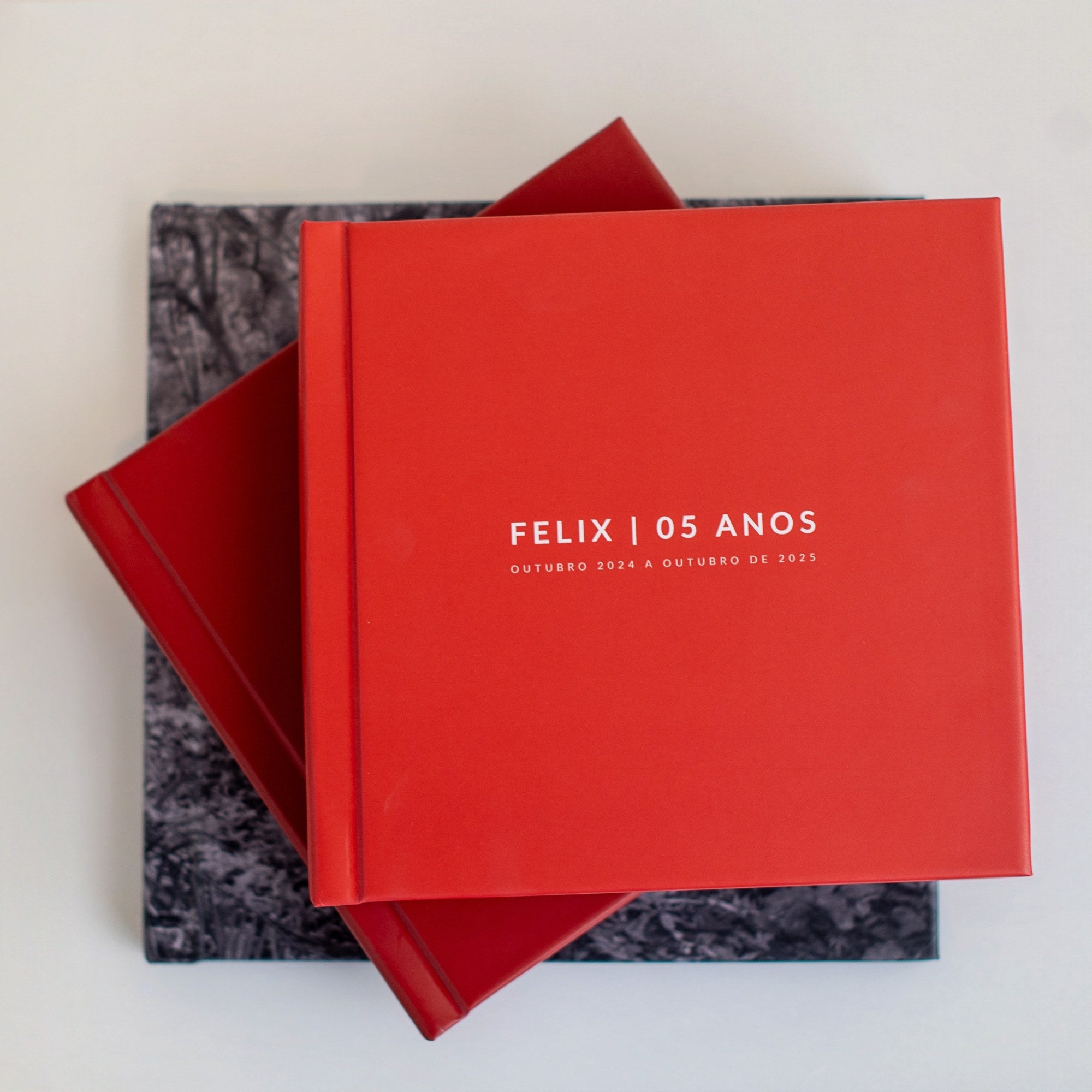 Álbum de fotos personalizado Lembra? linha Capítulo, capa vermelha com nome e período gravados