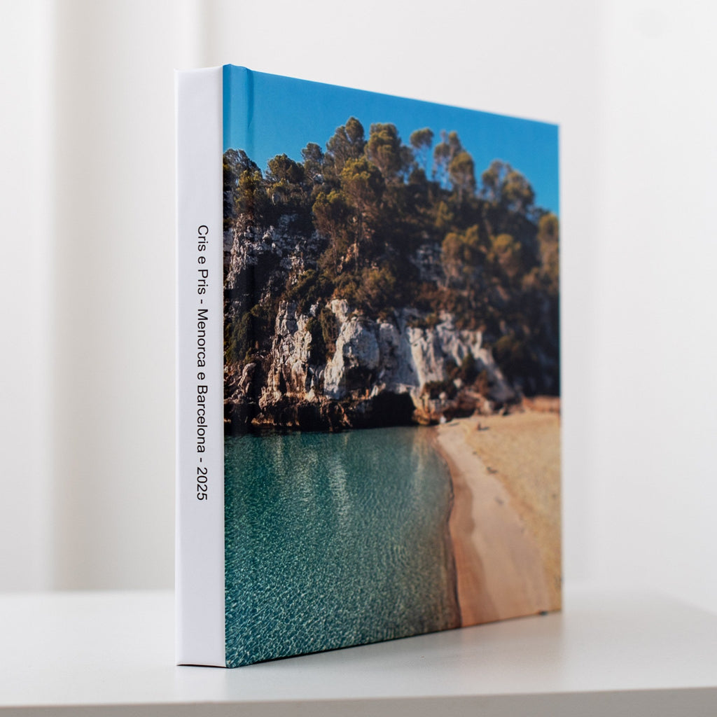 Álbum de fotos de viagem Lembra? com capa fotográfica e lombada personalizada com nome e ano