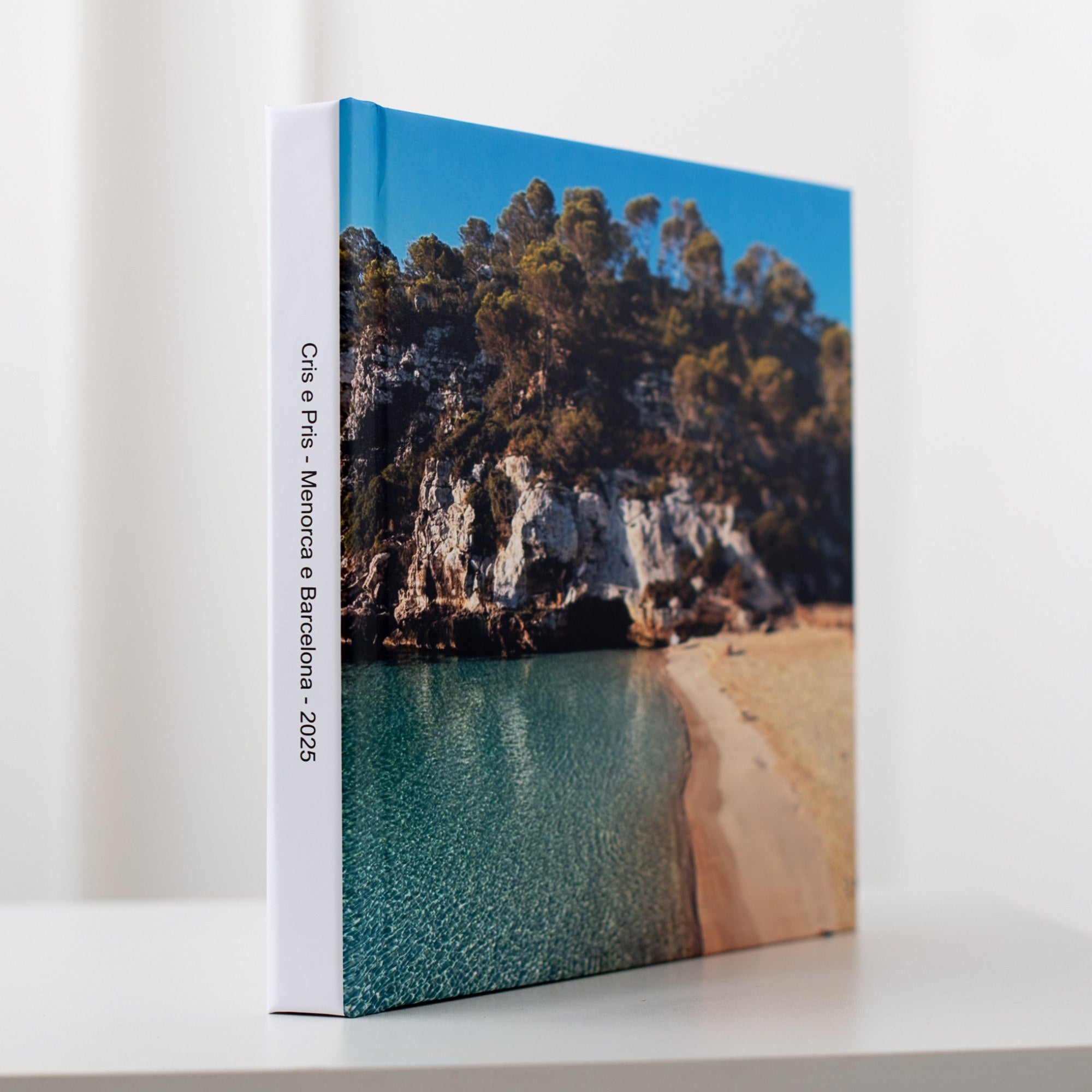 Álbum de fotos de viagem Lembra? com capa fotográfica e lombada personalizada com nome e ano