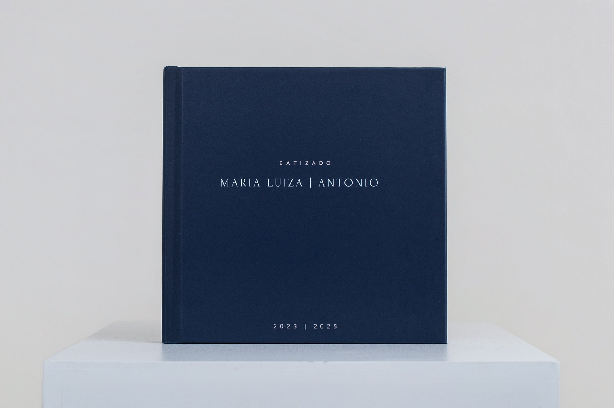 Álbum Edição de Autor Lembra? com capa azul-marinho e título personalizado