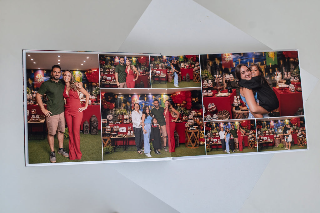 Álbum de festa aberto com diagramação editorial de múltiplas fotos