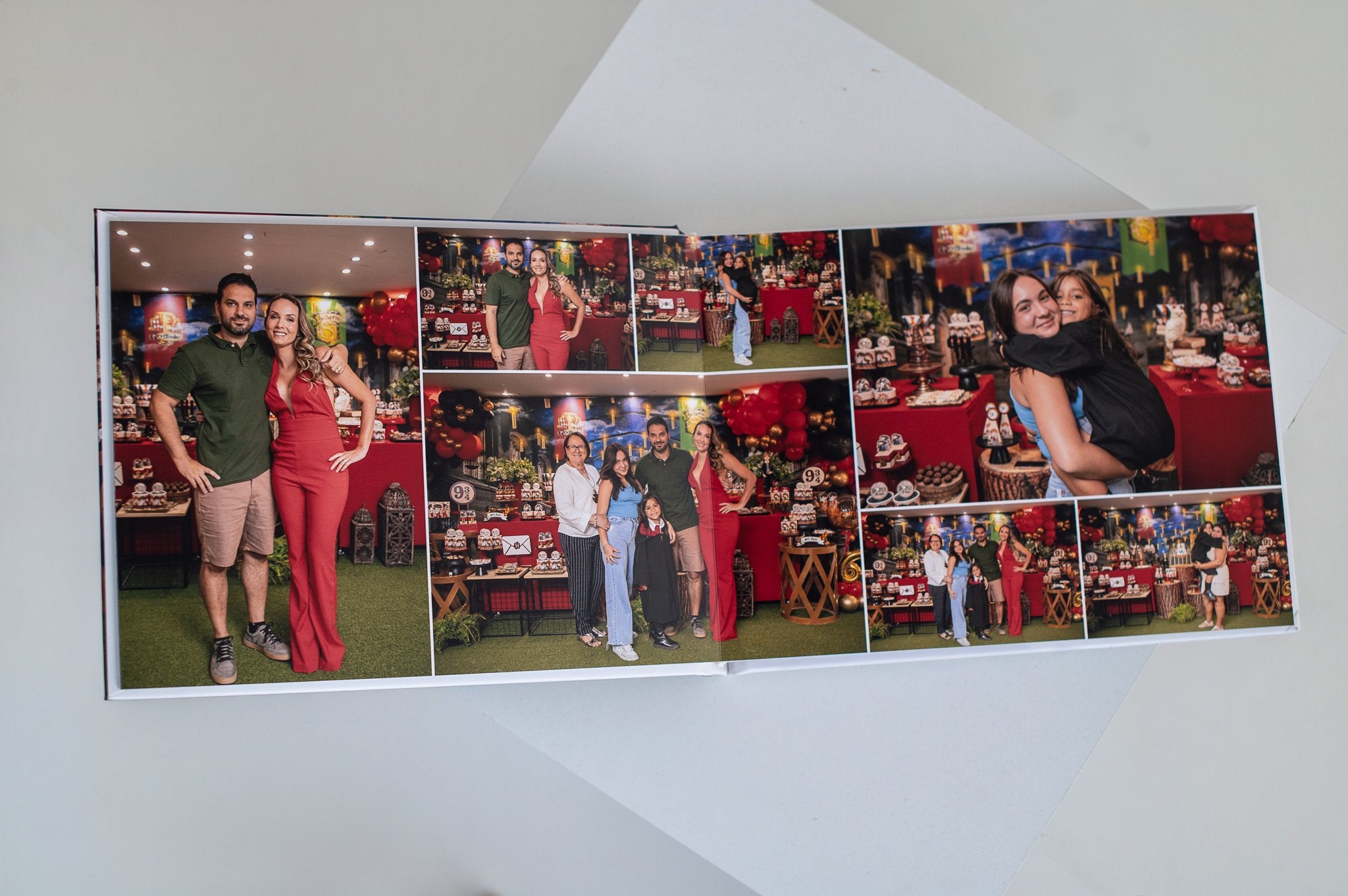 Álbum de festa aberto com diagramação editorial de múltiplas fotos