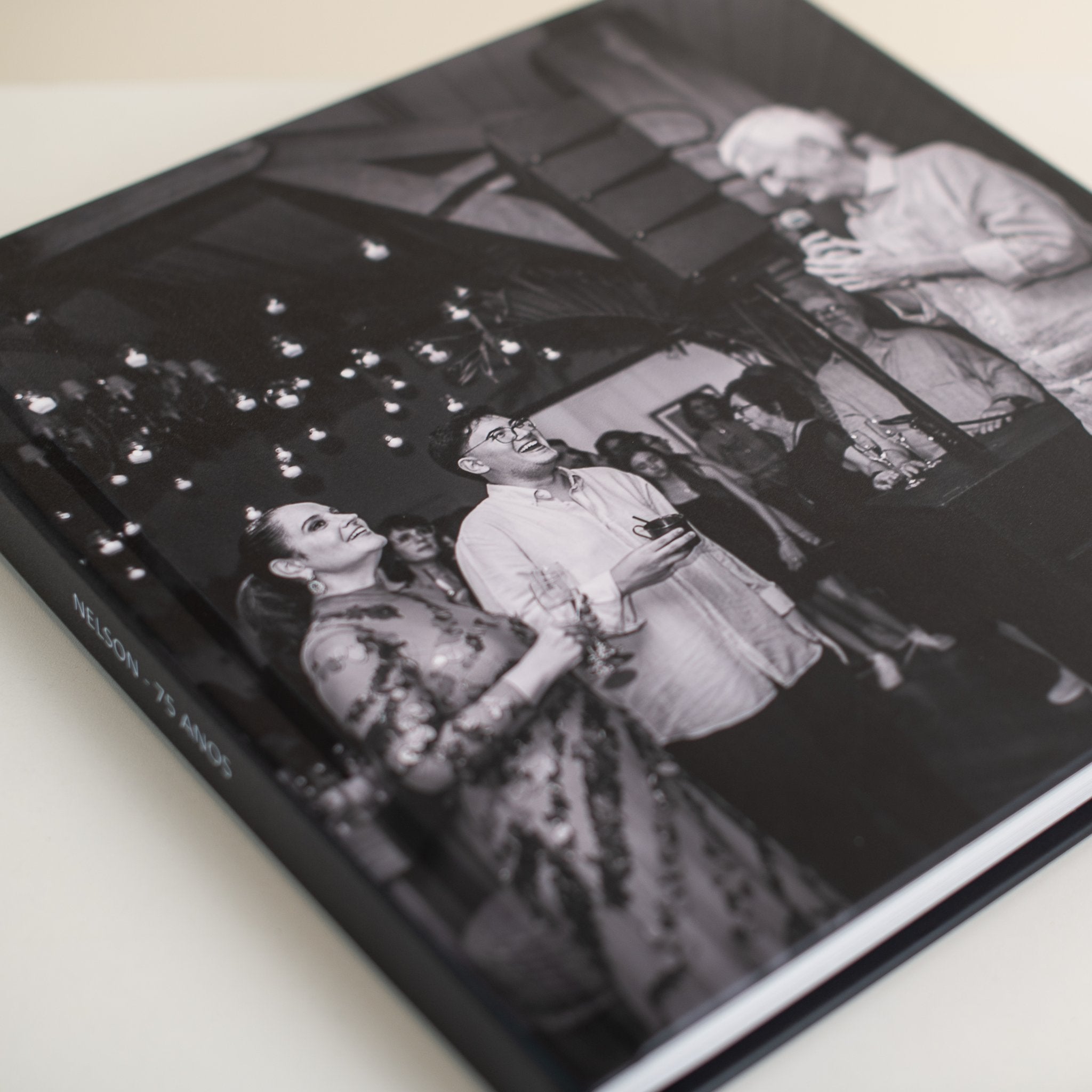 Álbum de fotos preto e branco com capa fotográfica personalizada