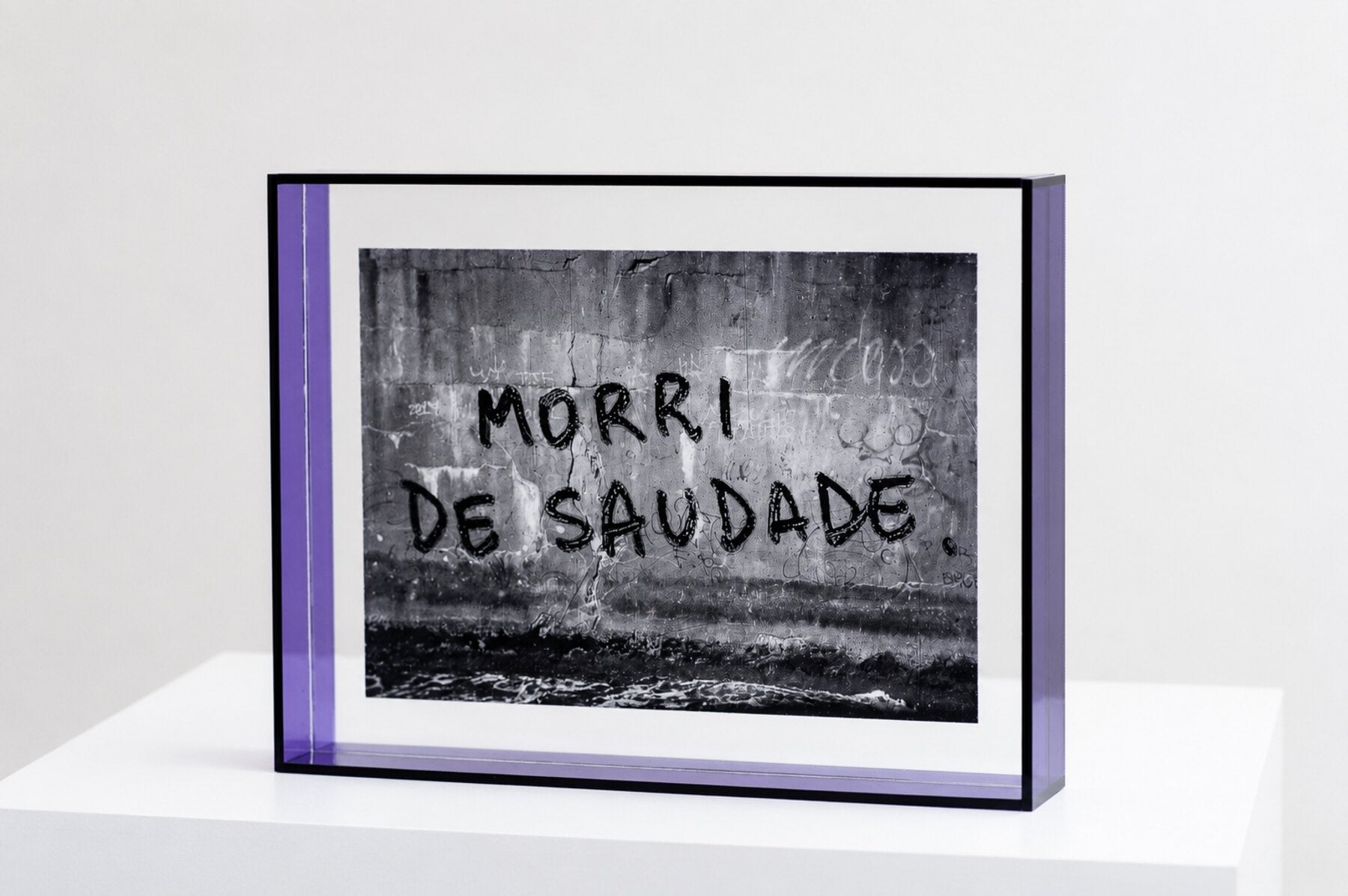 Morri de Saudade — fotografia analógica montada em acrílico violeta