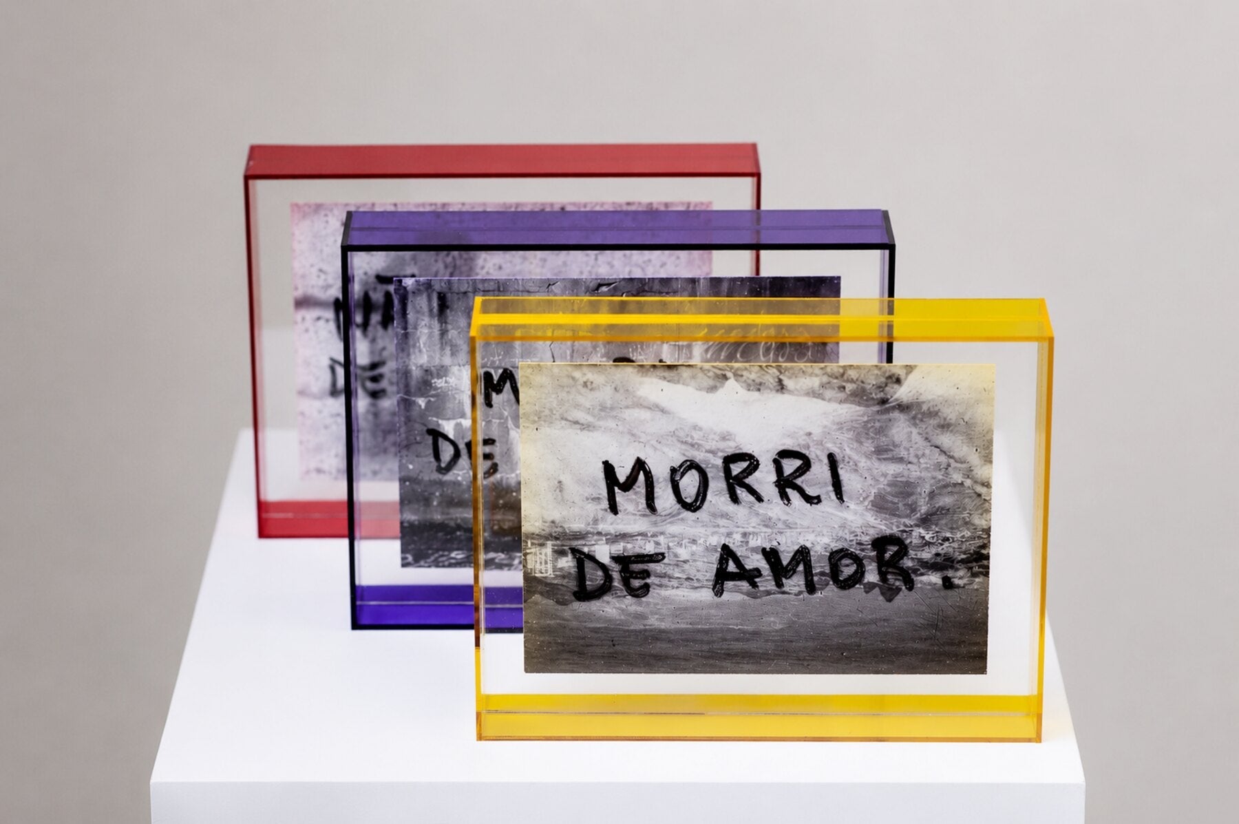 As três obras da série Cartas ao Mar montadas em acrílico